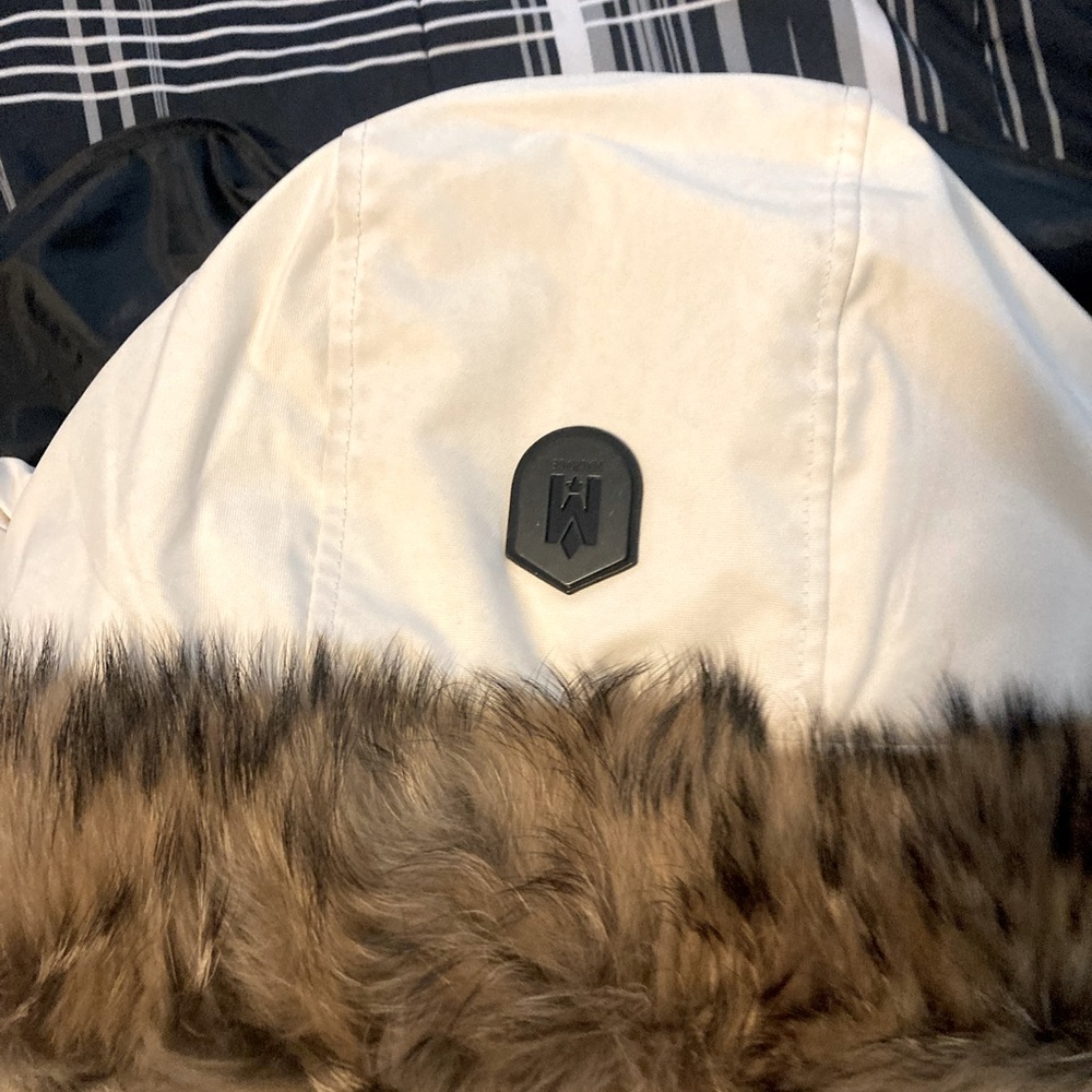 Enjoy this nice woman’s coat for next winter clean like/new - Picture 5 of 5